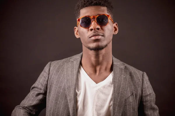 Joven y elegante hombre de negocios Afro con gafas de sol —  Fotos de Stock
