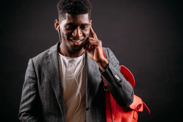 Afro student naar favoriete muziek luisteren op de oortelefoons — Stockfoto