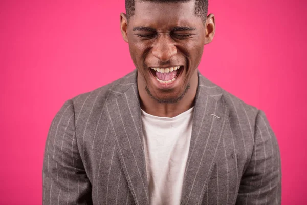 Urla afro uomo in il pinza sfondo — Foto Stock