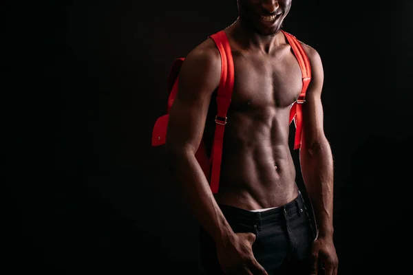 Cerca de la foto de viajero afro con el torso y la mochila de pincho nacked —  Fotos de Stock