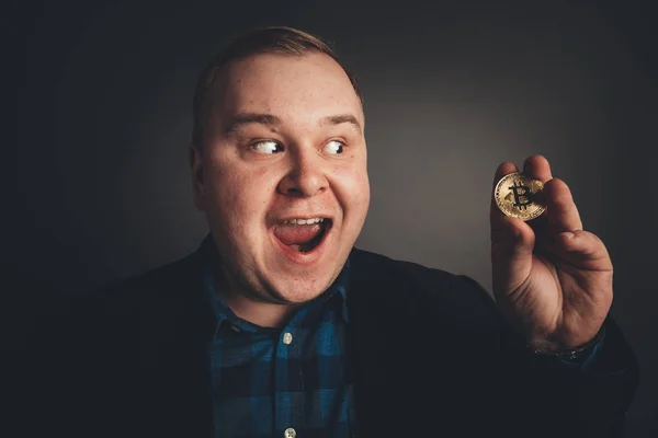 Bitcoin en mano de hombre divertido gordo, Digitall símbolo de una nueva moneda virtual — Foto de Stock
