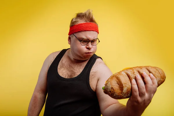 Lustiger fetter Mann schwitzt beim Heben von Burger — Stockfoto