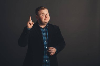 Şişman genç adam işaret ediyor