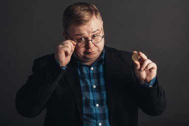 Altın Bitcoin 'i gösteren adam, yeni sanal para biriminin dijital sembolü.