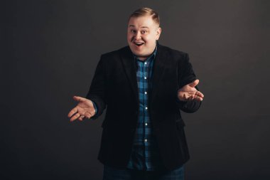 Adam omuz silkiyor, kim takar?