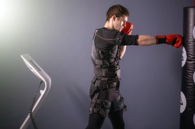 Boks eldivenleri eğitim sırasında adam. boksör ile elektrik stimülasyon takım elbise