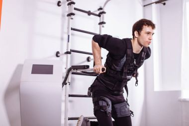 EMS erkek itme yapıyor çalışma dışarı ups. triceps dips paralel Bar üzerinde yapan erkek