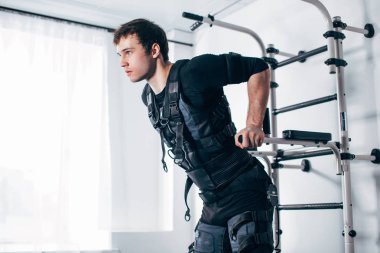EMS erkek itme yapıyor çalışma dışarı ups. triceps dips paralel Bar üzerinde yapan erkek