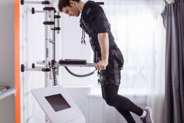 EMS erkek itme yapıyor çalışma dışarı ups. triceps dips paralel Bar üzerinde yapan erkek