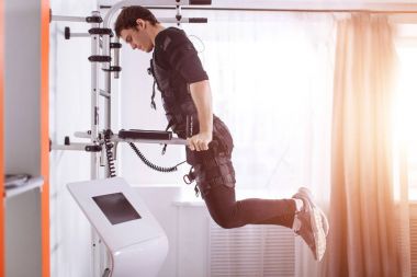 EMS erkek itme yapıyor çalışma dışarı ups. triceps dips paralel Bar üzerinde yapan erkek