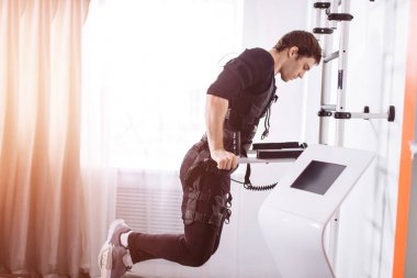 EMS erkek itme yapıyor çalışma dışarı ups. triceps dips paralel Bar üzerinde yapan erkek