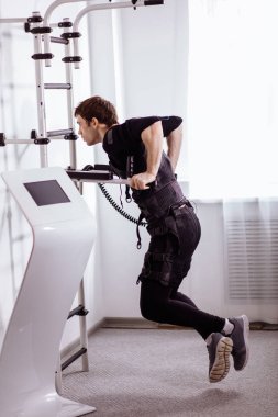 EMS erkek itme yapıyor çalışma dışarı ups. triceps dips paralel Bar üzerinde yapan erkek
