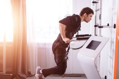 EMS erkek itme yapıyor çalışma dışarı ups. triceps dips paralel Bar üzerinde yapan erkek