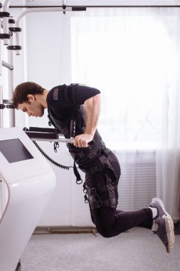 EMS erkek itme yapıyor çalışma dışarı ups. triceps dips paralel Bar üzerinde yapan erkek