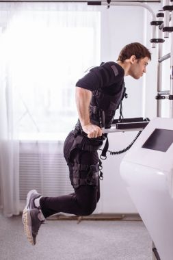 EMS erkek itme yapıyor çalışma dışarı ups. triceps dips paralel Bar üzerinde yapan erkek