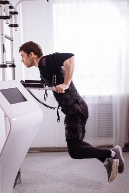 EMS erkek itme yapıyor çalışma dışarı ups. triceps dips paralel Bar üzerinde yapan erkek