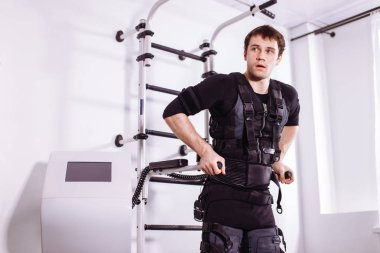 EMS erkek itme yapıyor çalışma dışarı ups. triceps dips paralel Bar üzerinde yapan erkek