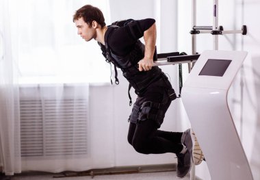 EMS erkek itme yapıyor çalışma dışarı ups. triceps dips paralel Bar üzerinde yapan erkek