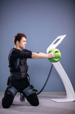Medecine topu eğitim ile uyarmak için elektrik kas elbiseli adam