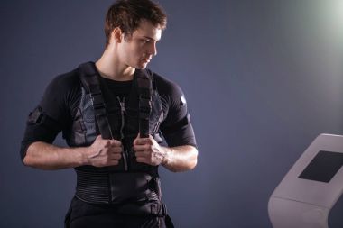 Elektro kas uyarımı makine yakınındaki yakışıklı adam portresi
