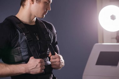 Elektro kas uyarımı makine yakınındaki yakışıklı adam portresi