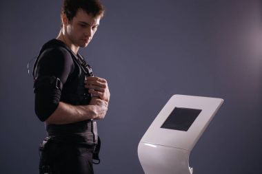 Elektro kas uyarımı makine yakınındaki yakışıklı adam portresi