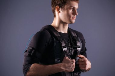 Elektro kas uyarımı makine yakınındaki yakışıklı adam portresi