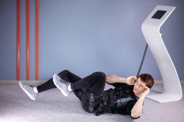 ABS egzersiz yaparak ems takım elbise atlet veya ups sit