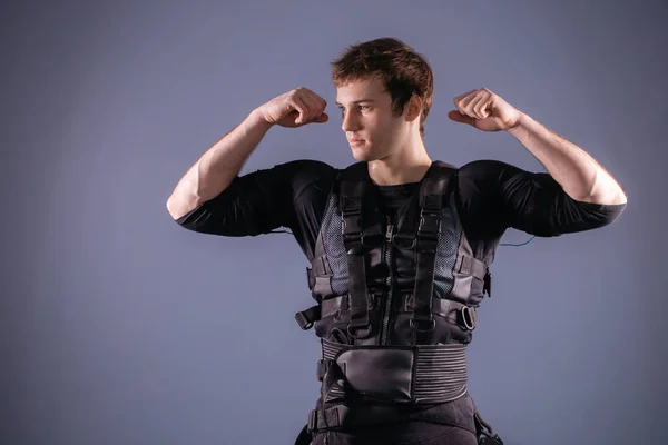 Man nära Ems maskin, muskelstimulering, visar biceps — Stockfoto