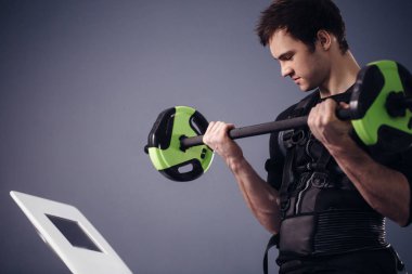 Ems eğitim halter closeup, güç poz ile dışarı çalışan adam