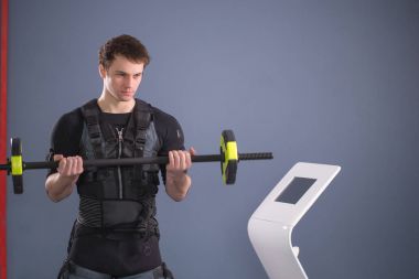 Ems eğitim halter closeup, güç poz ile dışarı çalışan adam