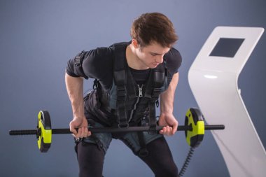 Ems eğitim halter closeup, güç poz ile dışarı çalışan adam