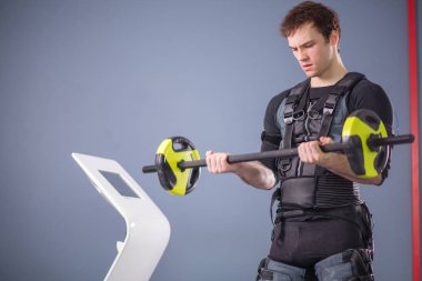 Ems eğitim halter closeup, güç poz ile dışarı çalışan adam