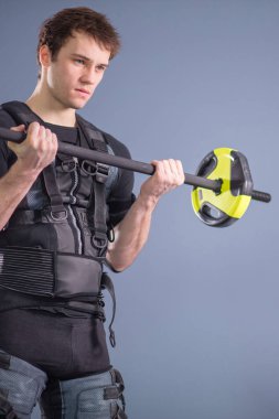 Ems eğitim halter closeup, güç poz ile dışarı çalışan adam