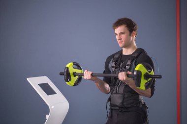 Ems eğitim halter closeup, güç poz ile dışarı çalışan adam