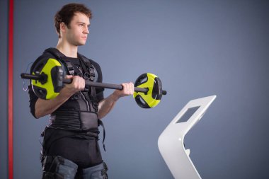 Ems eğitim halter closeup, güç poz ile dışarı çalışan adam