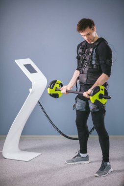 Ems eğitim halter closeup, güç poz ile dışarı çalışan adam