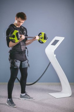 Ems eğitim halter closeup, güç poz ile dışarı çalışan adam