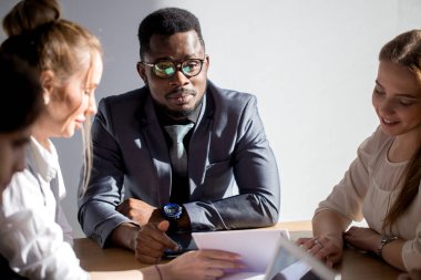 İş adamları profesyonel Afrika hoparlör Tanıtım pazarlama için dinleme