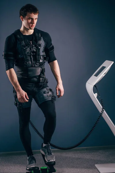 Hombre entrenamiento en stepper con estimulación muscular eléctrica — Foto de Stock