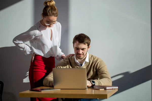Nő mutatva laptop mosollyal, és valami tárgyal a munkatárs — Stock Fotó