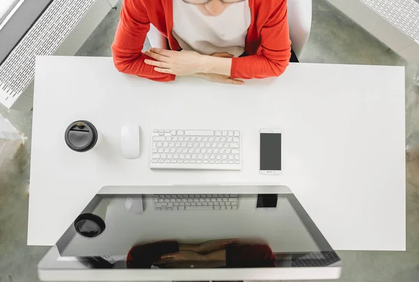 Kvinna sitter vid moderna vita skrivbord bord med dator, ovanifrån — Stockfoto