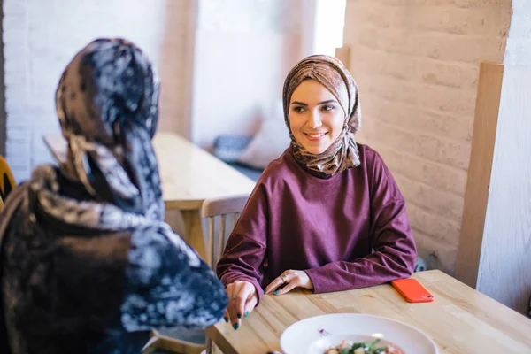 Dos mujeres musulmanas en la cafetería, reunión de amigos — Foto de Stock