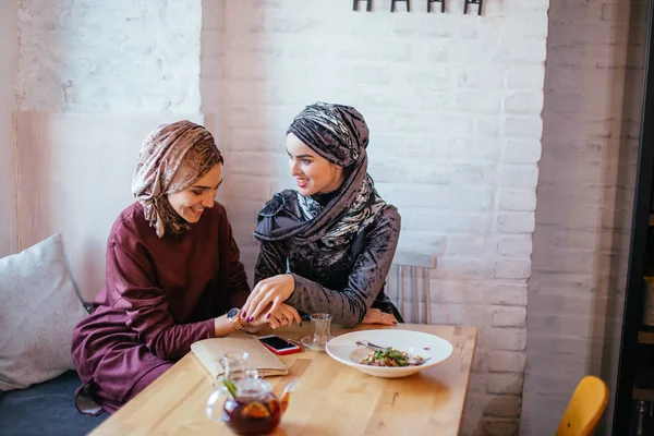 Dos mujeres musulmanas en la cafetería, reunión de amigos — Foto de Stock