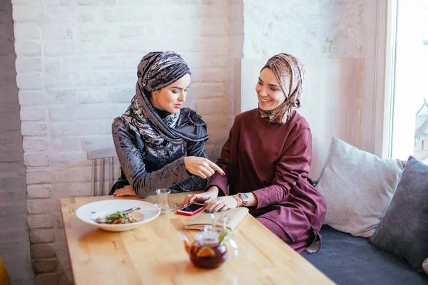 Dos mujeres musulmanas en la cafetería, reunión de amigos — Foto de Stock