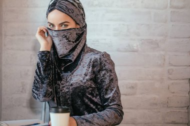 Müslüman kadın defterini kafede üzerinde yazma