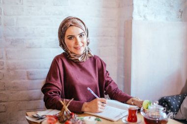 Kafede çalışan Müslüman kadın