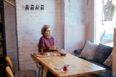 Müslüman kadının bardakta çay dökme