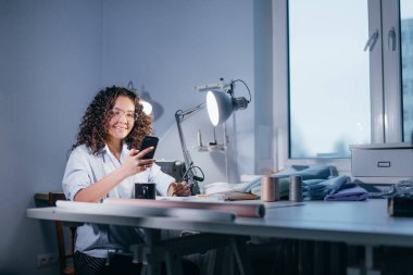 yan görünümü fotoğraf gülümseyen kız atelier, telefon görüşmesi