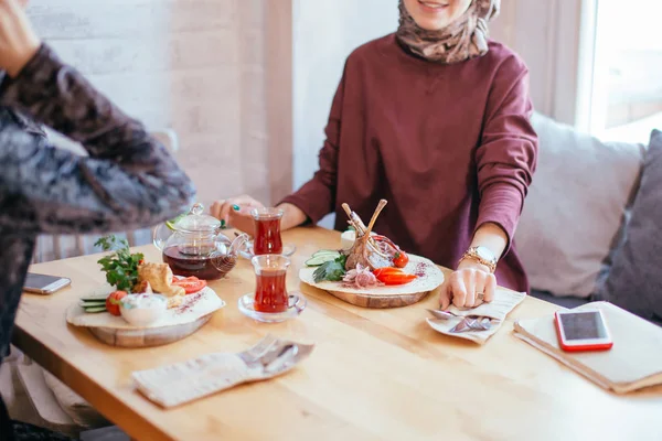 Duas mulheres muçulmanas no café, encontro de amigos — Fotografia de Stock